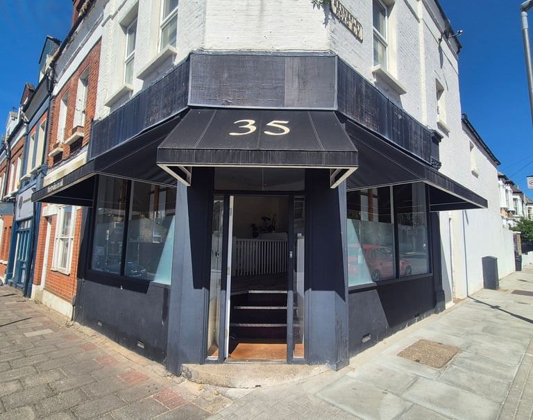 Hairdressing chair for rent